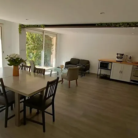 Grande Maison Familiale Avec Piscine, Proche