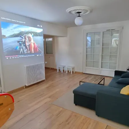 Grande Maison Familiale Avec Piscine, Proche