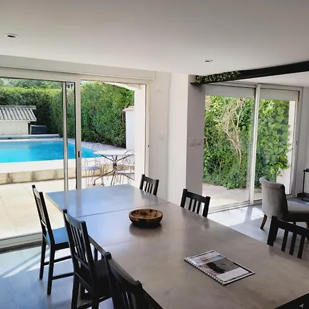 Grande Maison Familiale Avec Piscine, Proche