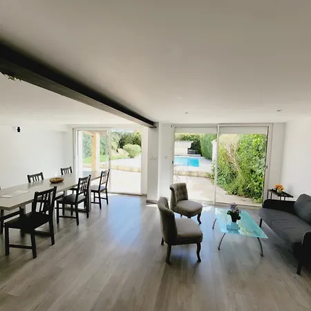 Grande Maison Familiale Avec Piscine, Proche
