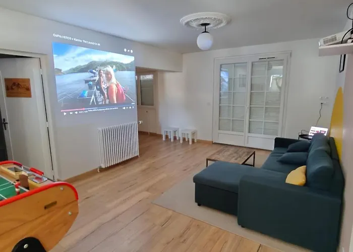 Grande Maison Familiale Avec Piscine, Proche