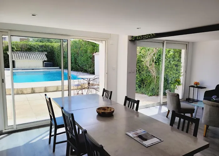 Grande Maison Familiale Avec Piscine, Proche