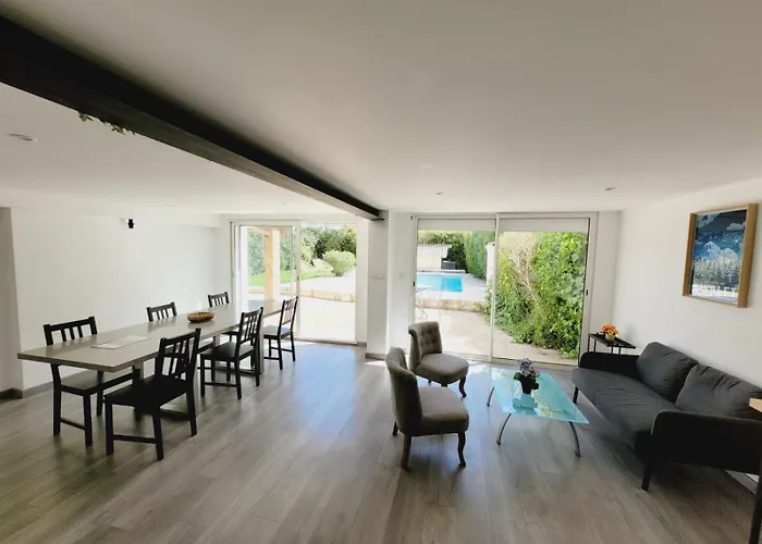 Grande Maison Familiale Avec Piscine, Proche