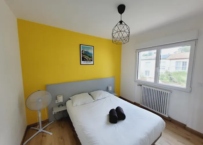 Grande Maison Familiale Avec Piscine, Proche